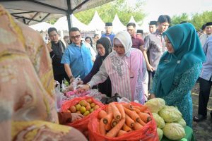 Dukung UMKM, Ketua TP PKK Kota Makassar Tinjau dan Belanja di Operasi Pasar Gerakan Pangan Murah