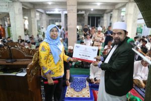 Dana Hibah Pemkot Makassar Dukung Pembangunan Masjid: Diskominfo Serahkan 100 Juta Rupiah