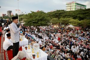 Danny Pomanto Buka Puasa Bersama Ribuan Anak Yatim dan Kaum Duafa