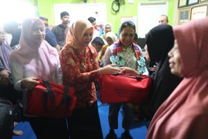 Pj Ketua DWP Kota Makassar Fadliah Firman Dampingi Menteri PPPA Kunjungi Kelompok Wanita Nelayan Fatimah Az-Zahra