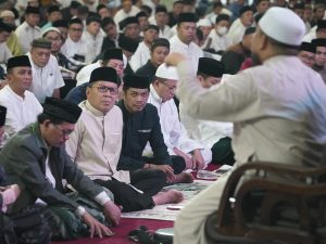 Danny Pomanto dan Ribuan RT-RW se-Makassar Khusyuk Itikaf Ramadan di Masjid Kubah 99