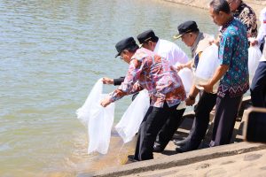 Danny Pomanto Lepas Puluhan Ribu Benih Ikan Air Tawar di Waduk Nipa-Nipa