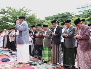 PJ Sekda Makassar Laksanakan Salat Idul Fitri Bersama Keluarga dan Masyarakat di Anjungan Losari