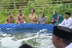 Tebar Benih Udang Vaname di Tanjung Merdeka, Indira Yusuf Ismail Dorong Pemberdayaan Ekonomi Keluarga