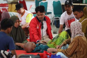 Dokter Udin Pimpin Tim Medis Pemkot Makassar Periksa Kesehatan Korban Banjir Luwu