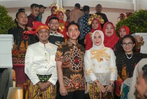 Wakil Presiden Terpilih 2024, Gibran Turut Foto Bersama Peserta Karnaval Kota Makassar