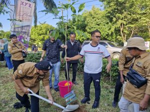 Hari Lingkungan Hidup, Kepala DLH Makassar Pimpin Aksi Penanaman Pohon