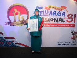 Dedikasi Tinggi dalam Program Pengendalian Penduduk Hantar Indira Yusuf Ismail Raih Manggala Karya Kencana