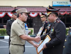 Wali Kota Danny Pomanto Hadiri dan Terima Penghargaan pada Hari Bhayangkara di Mapolda Sulsel