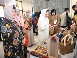 Ketua TP PKK Makassar Promosikan Produk UMKM Unggulan di Hadapan Ibu Negara dan Ibu Wapres