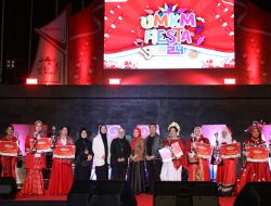 Meriahkan UMKM Fiesta 2024, 15 Ketua TP PKK Kecamatan Ikuti Fashion Show Pamerkan Produk Kerajinan UMKM