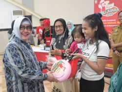 Indira Yusuf Ismail Bagi Doorprize Meriahkan Bimtek Olahan Ikan IRT Kota Makassar