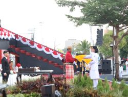 PJ Sekda Kota Makassar Terima Duplikat Bendera Pusaka Merah Putih