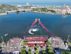 Gagah! Bendera Merah Putih 7.900 Meter Membentang di Perairan Pantai Losari