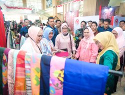 Indira Yusuf Ismail Dampingi Iriana Jokowi Dalam Bimtek Hortikultura dan Tinjau Produk Kerajinan di Makassar