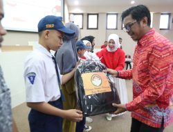 Bentuk Perhatian Kepada Anak Satgas Kebersihan, Pj Sekda Kota Makassar Serahkan Bantuan Pendidikan