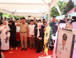 Tangis Danny Pomanto Pecah Saat Upacara Pelepasan Jenazah Almarhum Camat Ujung Pandang Syahrial Syamsuri