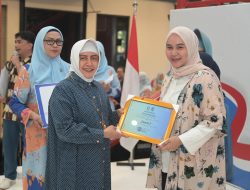 Indira Yusuf Ismail Beri Penghargaan Pemenang Lomba Jambore HKG PKK Kota Makassar