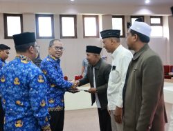 Wali Kota Makassar Danny Pomanto Serahkan SK Penetapan kepada Puluhan Imam Kelurahan