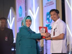 Sinergi TP PKK dan OPD Pemkot Makassar, Indira Yusuf Ismail Serahkan Plakat Penghargaan di HKG ke-52