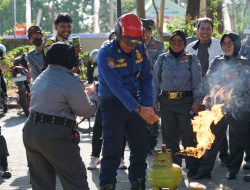 Kolaborasi Satpol PP dan Damkarmat Makassar Perkuat Keterampilan Satlinmas dalam Penanggulangan Kebakaran