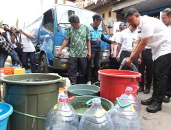 Respons Kekeringan di Kecamatan Tallo, Pjs Wali Kota Makassar Pantau Langsung Distribusi Air Bersih