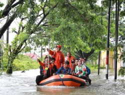 Danny Pomanto Naik Perahu Karet Tinjau Banjir di Manggala, Pastikan Logistik dan Tenaga Medis Terpenuhi