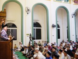 Wali Kota Makassar Tarawih Bersama Jemaah Masjid Raudhatul Muflihien
