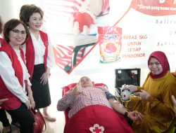 Wali Kota Makassar Donorkan Darah di Bakti Sosial PSMTI Sulsel