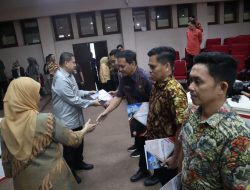 Wali Kota Makassar Serahkan SK Jabatan Pelaksana bagi Pegawai Mutasi Masuk