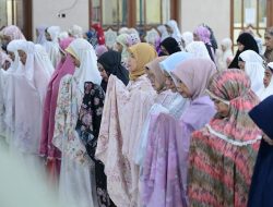 Hangatkan Silaturahmi, Wakil Wali Kota Makassar Laksanakan Tarawih di Masjid Besar Nurul Hijrah