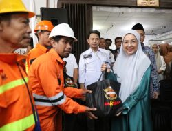 Melinda Aksa Serahkan Paket Sembako untuk Petugas Kebersihan dalam Bakti Sosial HDCI Makassar