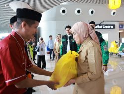 Wakil Wali Kota Makassar Buka Acara Pembagian Bingkisan untuk Petugas Bandara Internasional Sultan Hasanuddin oleh DPD Amphuri Sulampua