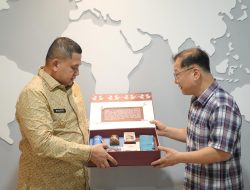 Wali Kota Munafri Perkenalkan UMKM Binaan Dekranasda ke Delegasi Asing di Surabaya