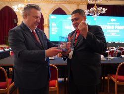 Momen Hangat di WCSMF 2025, Munafri Hadiahkan Souvenir Khas Makassar untuk Wali Kota Vienna