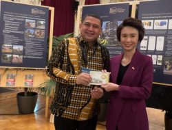 Wali Kota Makassar Tuai Apresiasi, Koin 100 Tahun Lee Kuan Yew Jadi Inspirasi di Forum WCSMF 2025