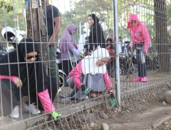 Bersama Pengurus TP PKK, Melinda Aksa Bersihkan Sampah di Kawasan Pantai Losari