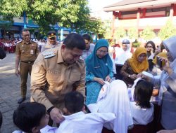 TP PKK Dukung Pemerataan Pendidikan, Melinda Aksa Dampingi Wali Kota Makassar Salurkan Seragam Sekolah Gratis