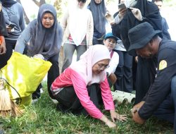 Melinda Aksa Tanam Langsung Lubang Kompos Biopori di Taman Gajah untuk Atasi Sampah Organik
