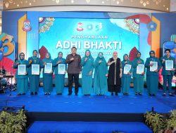 TP PKK Kota Makassar Anugerahkan Penghargaan Adhi Bakti kepada Kader Berprestasi