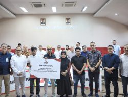 Pemkot Bareng FKIJK Sulselbar Berikan Bantuan Sosial ke Keluarga Korban Kerusuhan DPRD Makassar