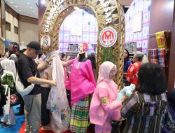 Booth Dekranasda Makassar Jadi Sorotan di INACRAFT 2025, Koleksi Binaan UMKM Sukses Terjual