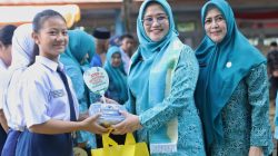 TP PKK Makassar Sukses Bagikan Kotak Makan Gratis Pada Siswa SMP Lewat Kampanye Stop Boros Pangan