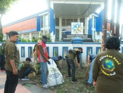 Respons Cepat Keluhan Warga, DLH Makassar Bersihkan Saluran dan Angkut Sampah di Bawah Tol Layang