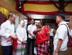 Ketua Dekranasda Makassar, Melinda Aksa Kenalkan Baju Bodo dan Patonro’ kepada Pendamping Delegasi Diplomatik Dunia