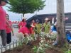 WKRI dan DLH Makassar Perkuat Penghijauan Pantai Losari Lewat Aksi Tanam Pohon dan Bunga