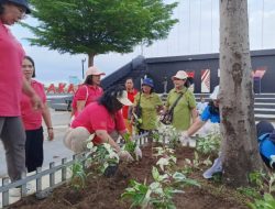 WKRI dan DLH Makassar Perkuat Penghijauan Pantai Losari Lewat Aksi Tanam Pohon dan Bunga