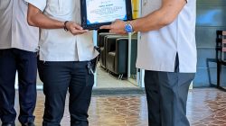 Dua Pegawai Terima Penghargaan Teladan, Perumda Pasar Makassar Raya Tegaskan Komitmen pada SDM Berkualitas