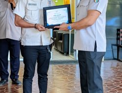 Dua Pegawai Terima Penghargaan Teladan, Perumda Pasar Makassar Raya Tegaskan Komitmen pada SDM Berkualitas