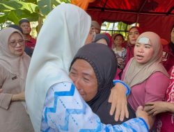 Sapa dan Peluk Korban Kebakaran, Melinda Aksa Serahkan Bantuan untuk Warga Terdampak